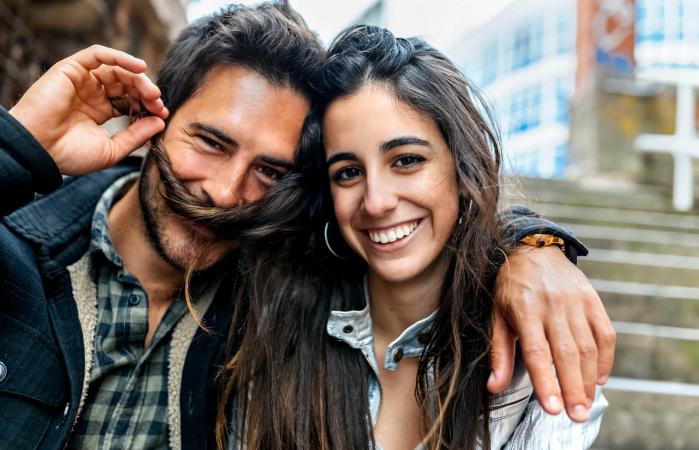 Pareja Aries y Libra divirtiéndose en la ciudad
