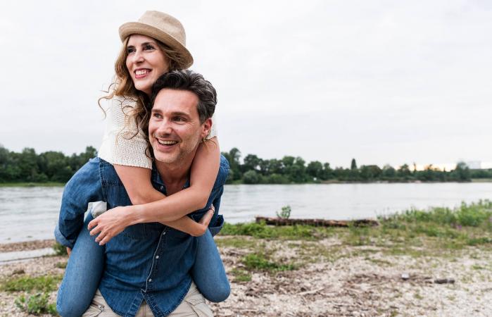 Pareja paseando en el lago
