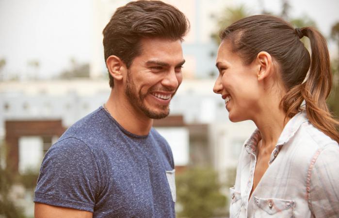 Pareja sonriente