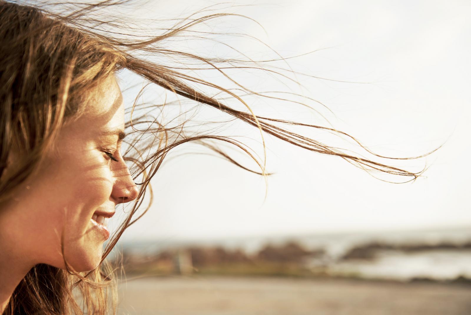 Mujer disfrutanto el viento