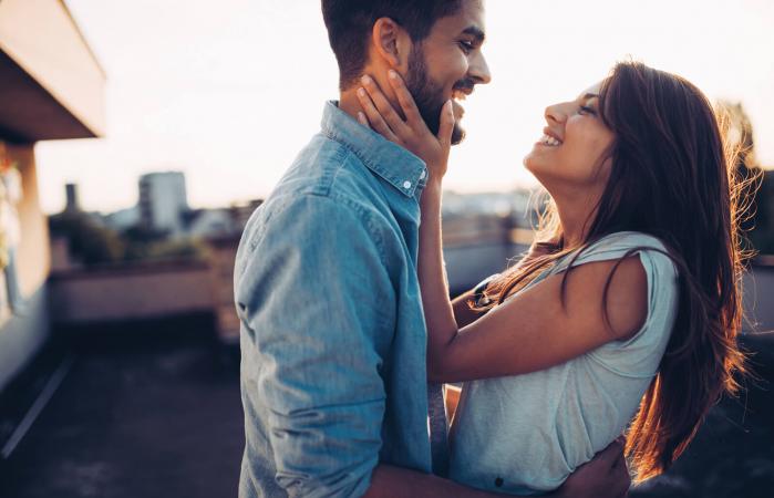 Pareja enamorada sonriendo
