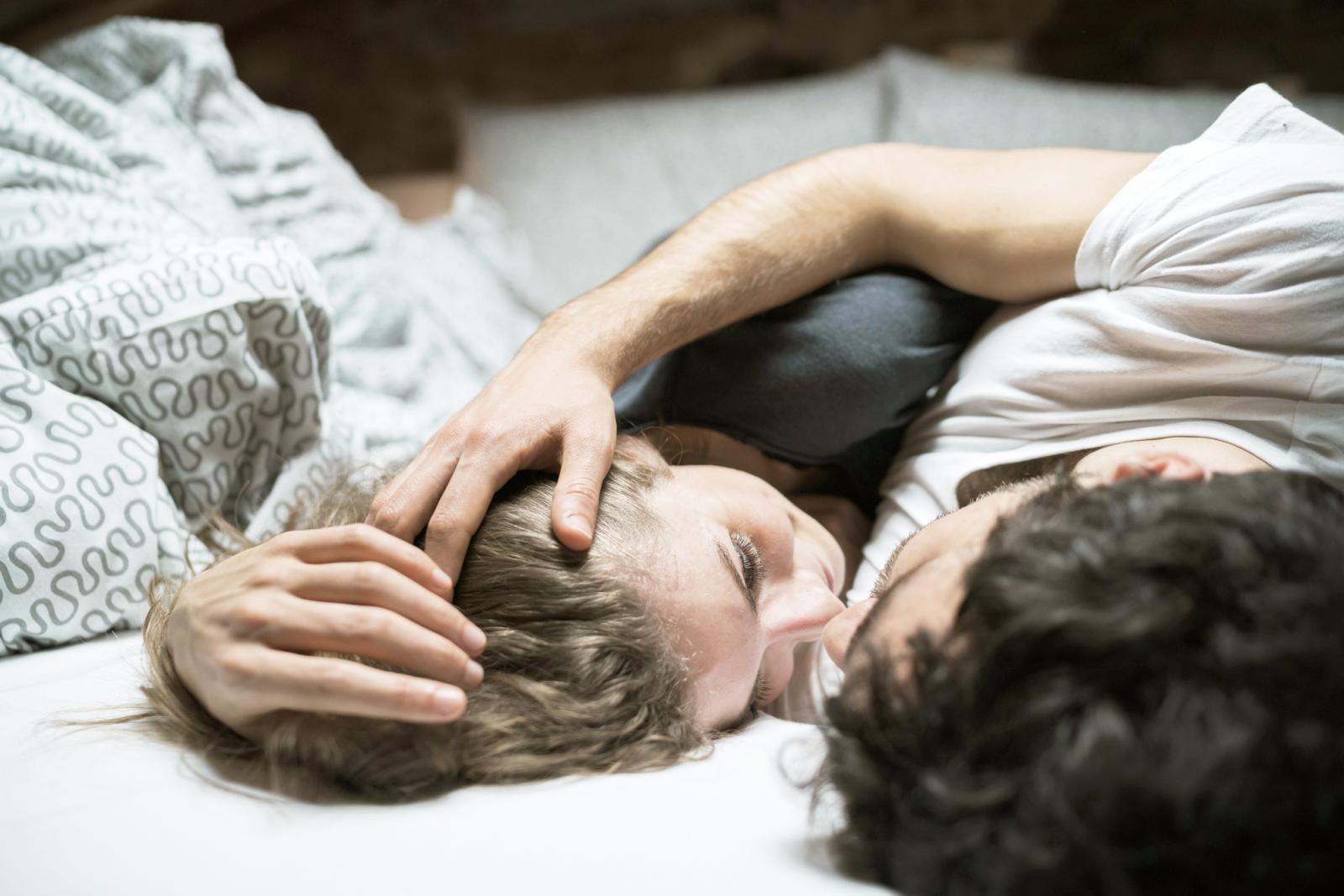 Pareja abrazandose en la cama