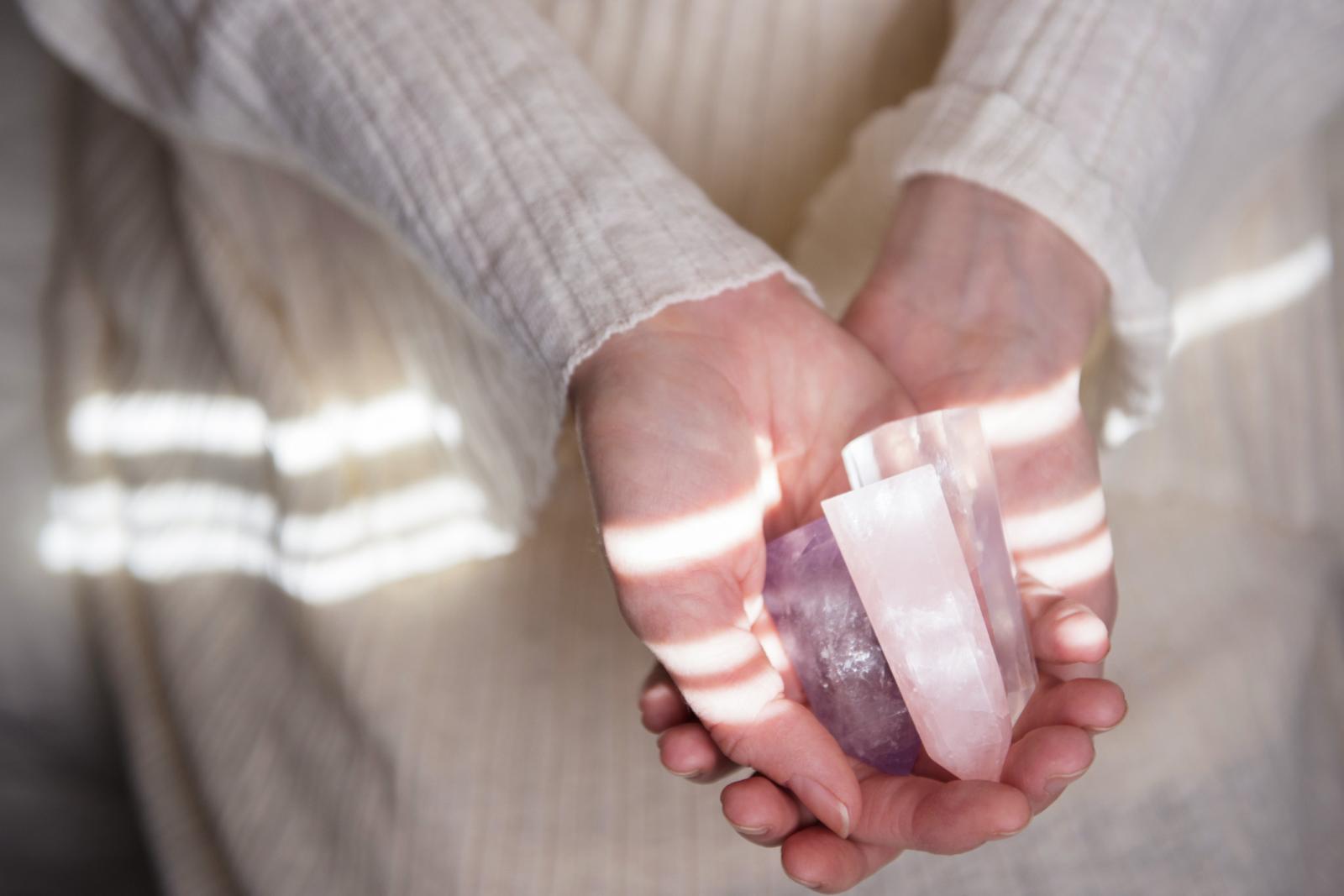 Mujer con varios cristales en la mano