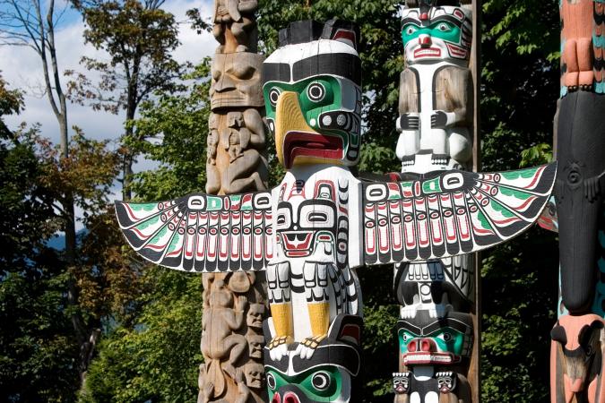 Tótems nativos americanos en Vancouver, Canadá