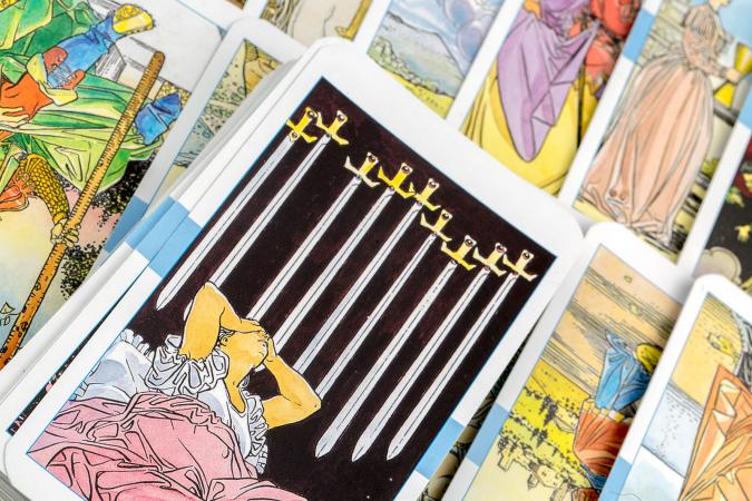 Espadas en la tarjeta de tarot