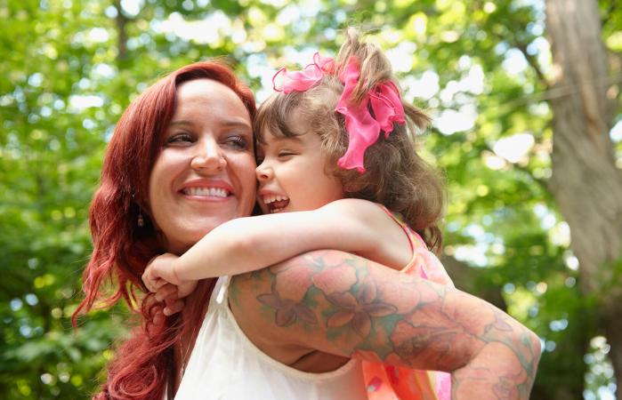 madre con niño en su espalda