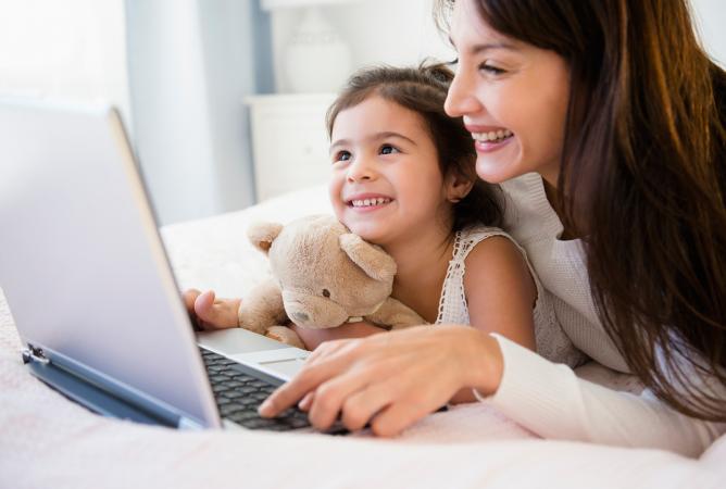 madre e hija usando la computadora