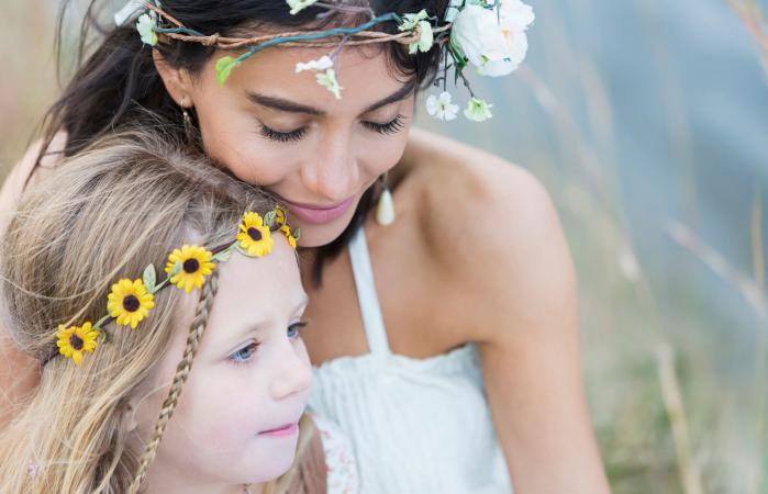Madre e hija sentadas junto al lago