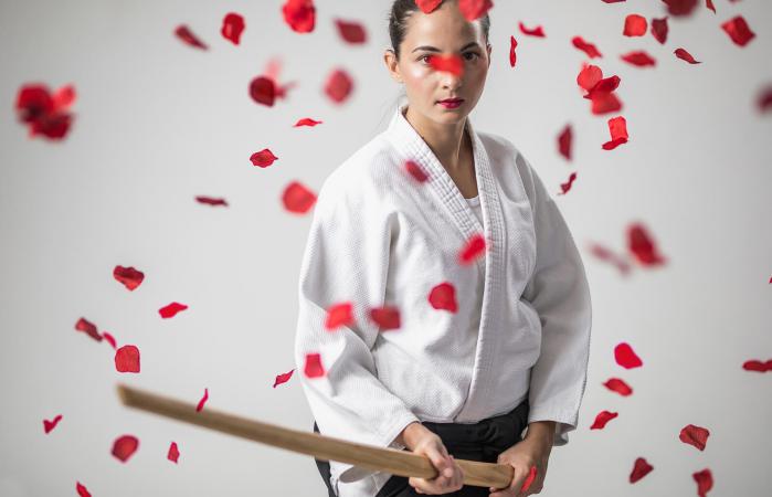 Guerrero del Aikido con Espada Bokken en la mano