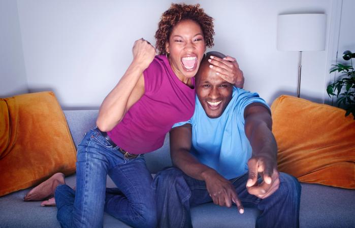 pareja animando en el sofá