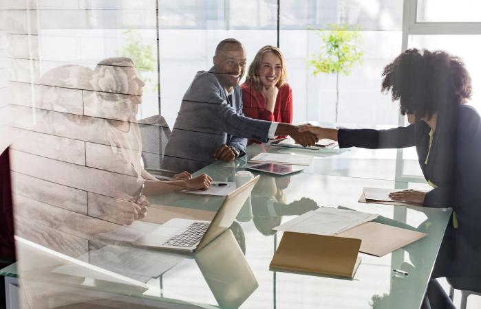 Mujer empresaria reunida