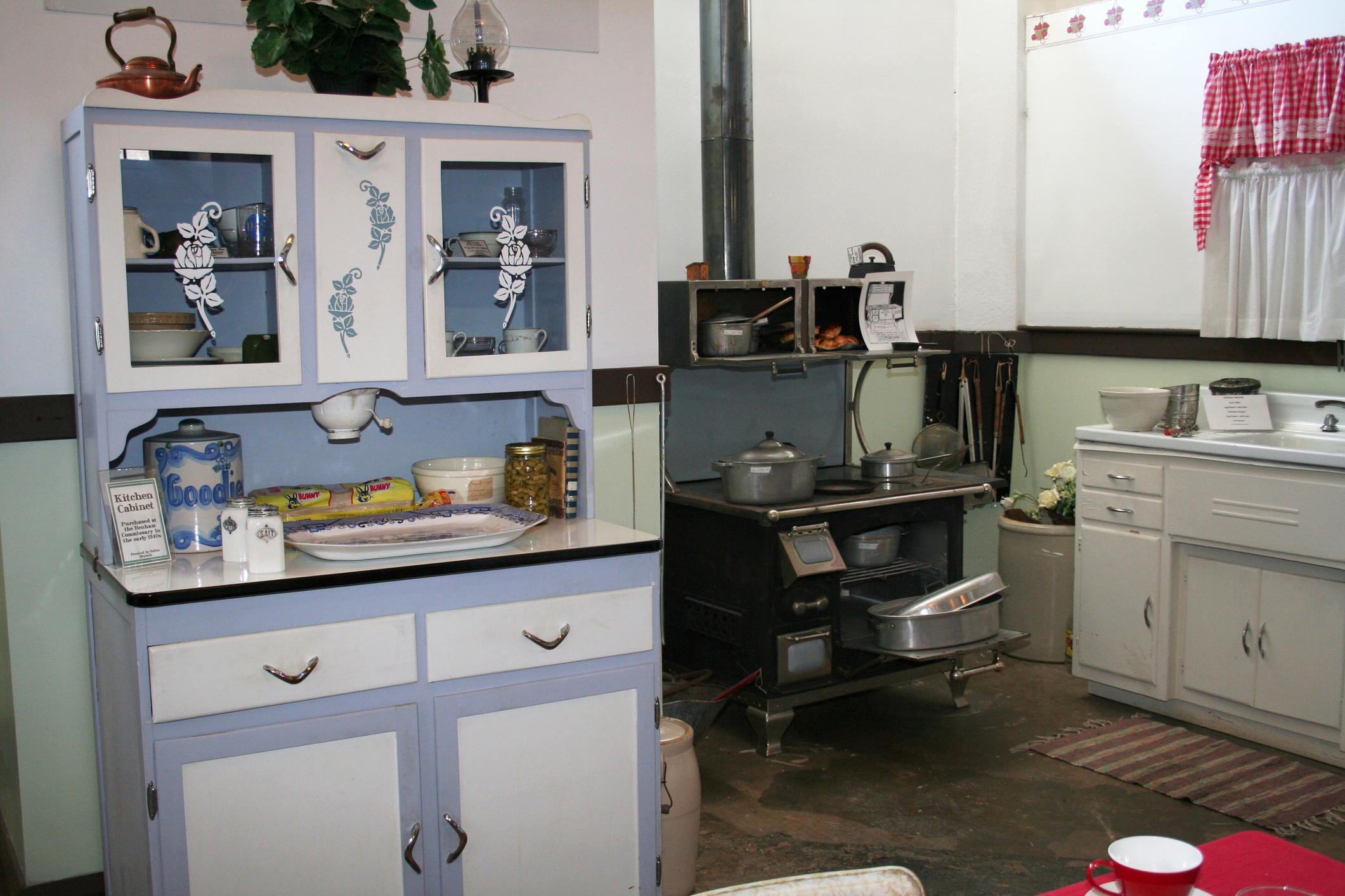 1940s Kitchen Design Achieving The Retro Look Lovetoknow 1940s-kitchen-design-achieving-the-retro-look-lovetoknow
