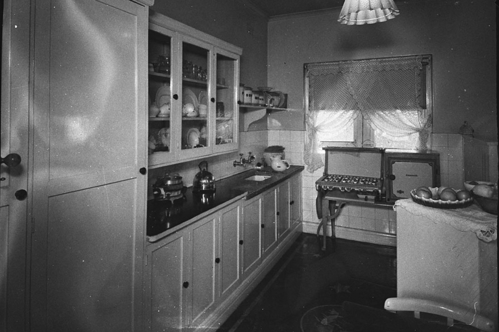 1940s-kitchen-display.jpg