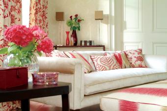 https://cf.ltkcdn.net/interiordesign/images/slide/161743-849x565r1-red-white-living-room.jpg