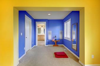 https://cf.ltkcdn.net/interiordesign/images/slide/178812-850x565-yellow-blue-meditation-area.jpg