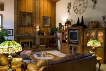 https://cf.ltkcdn.net/interiordesign/images/slide/190265-850x570-tiffany-lamps-in-living-room.jpg