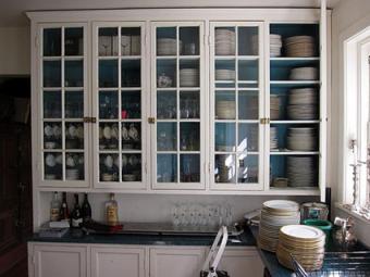 Blue wall in kitchen cabinet