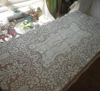 Vintage Quaker lace tablecloth