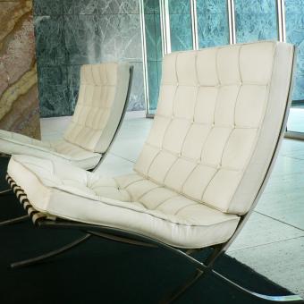 https://cf.ltkcdn.net/interiordesign/images/slide/234167-850x850-1-white-barcelona-chair-pavelleo-mies-van-del-rohe.jpg