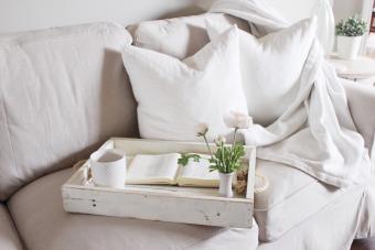 https://cf.ltkcdn.net/interiordesign/images/slide/333735-850x567-white-sofa-939562546.jpg