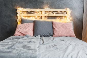 https://cf.ltkcdn.net/interiordesign/images/slide/337917-850x566-pallet-headboard-821876280.jpg