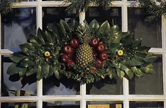 A Traditional Williamsburg Holiday Wreath