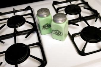 Retro-stove-and-shakers.jpg