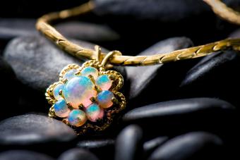 https://cf.ltkcdn.net/jewelry/images/slide/233697-850x568-opal-pendant.jpg