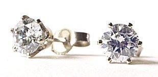 Classic diamond stud earrings
