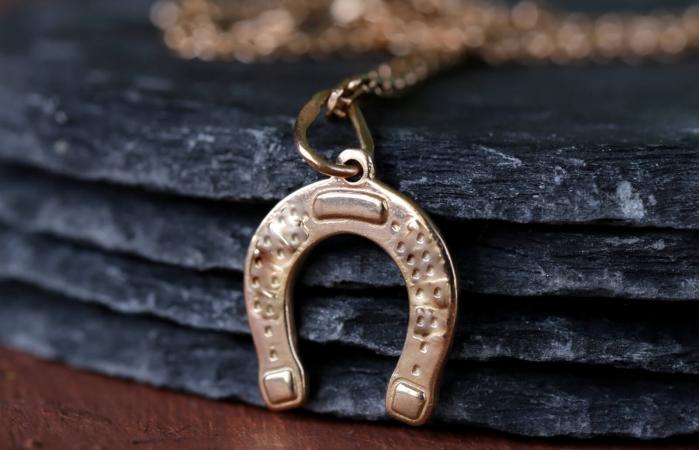 gold jewelry pendant horseshoe