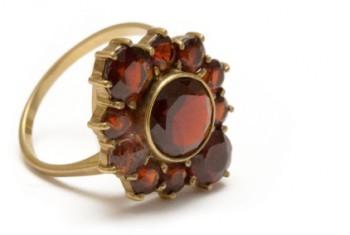 Garnet gold ring
