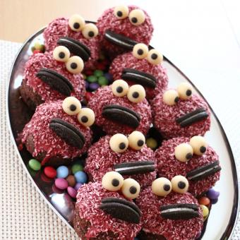 https://cf.ltkcdn.net/kids/images/slide/241226-850x850-monster-face-cupcakes.jpg