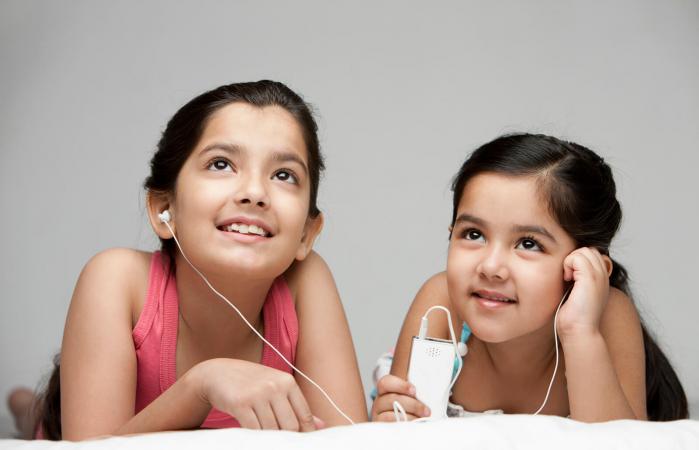Girls listening to music on mp3 player