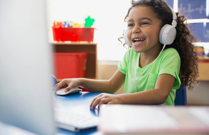 Little girl playing a fashion game online