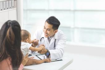 https://cf.ltkcdn.net/life/lifestyle/images/slide/360827-850x567-pediatrician_378556840.jpg