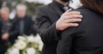 https://cf.ltkcdn.net/life/lifestyle/images/slide/360830-850x448-funeral_2419200147.jpg