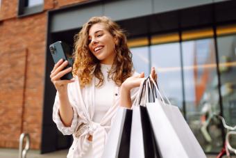 https://cf.ltkcdn.net/life/lifestyle/images/slide/361015-850x567-shopping-bags_2477174817.jpg