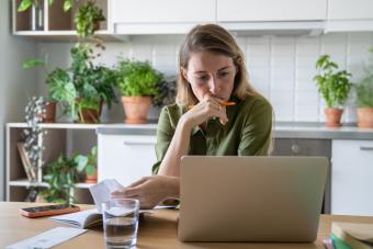 https://cf.ltkcdn.net/life/lifestyle/images/slide/361017-850x567-paying-bills_2650324683.jpg