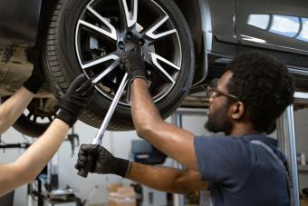 https://cf.ltkcdn.net/life/lifestyle/images/slide/361022-850x567-tires_2490496777.jpg