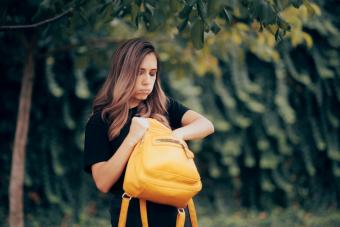 https://cf.ltkcdn.net/life/lifestyle/images/slide/361026-850x567-woman-purse_2211631919.jpg