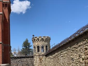 https://cf.ltkcdn.net/life/lifestyle/images/slide/361045-850x638-old-montana-prison.jpeg