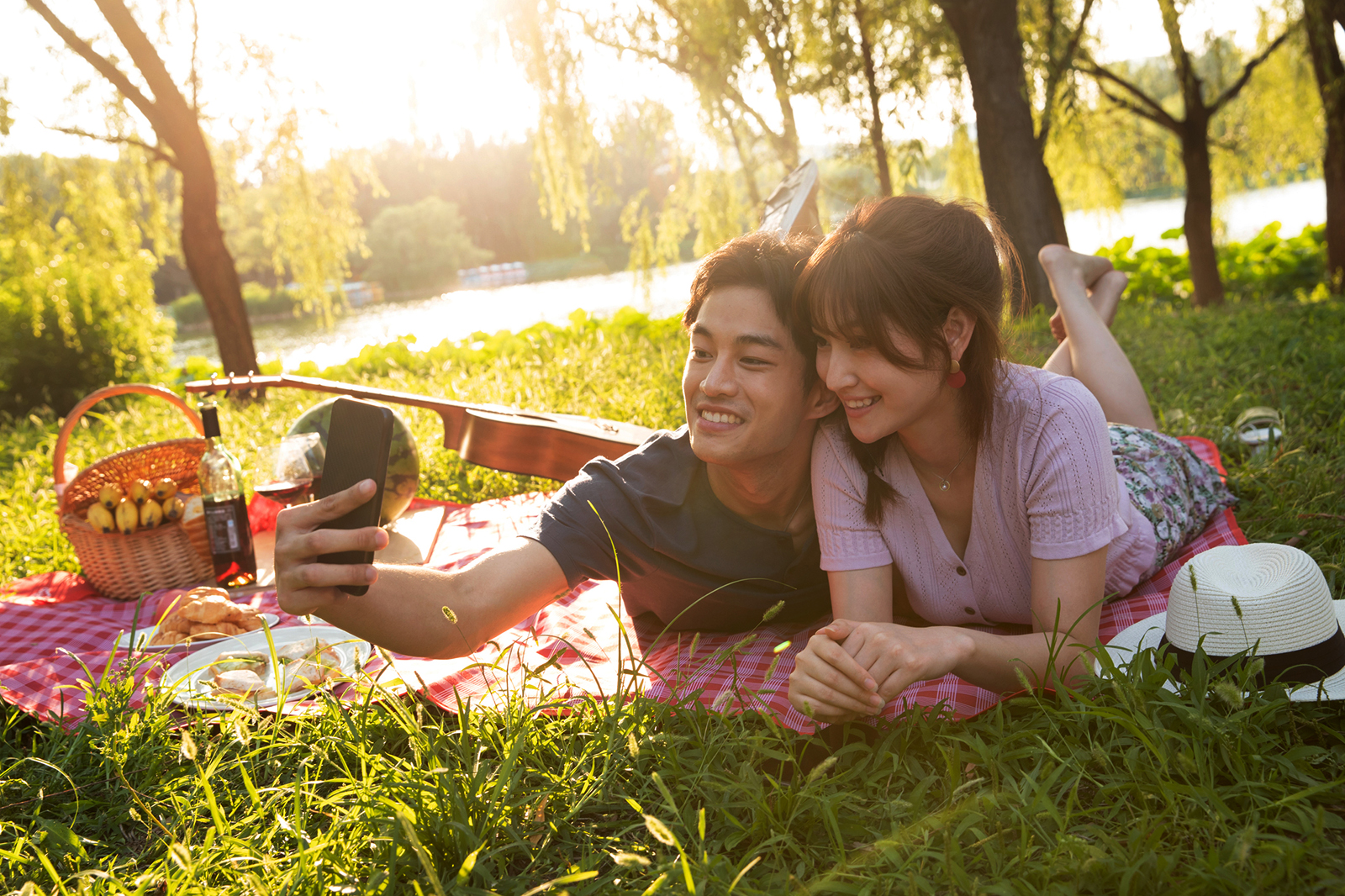 16 Sweet Couple Photoshoot Ideas To Show Off Your Bond