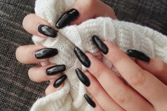 https://cf.ltkcdn.net/life/style/images/slide/343147-850x566-long-black-glitter-nails-611915336.jpg