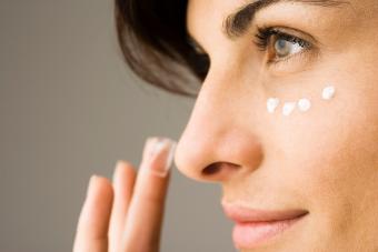 https://cf.ltkcdn.net/makeup/images/slide/278408-850x566-eye-makeup-concelear.jpg