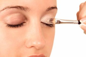 https://cf.ltkcdn.net/makeup/images/slide/278409-850x566-eye-makeup-prim.jpg
