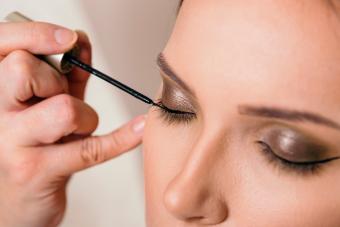 https://cf.ltkcdn.net/makeup/images/slide/278414-850x566-eye-makeup-eyeliner.jpg