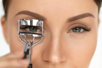 https://cf.ltkcdn.net/makeup/images/slide/278415-850x566-eye-makeup-curl-lashes.jpg