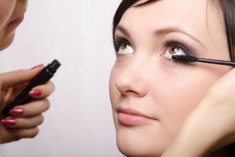 https://cf.ltkcdn.net/makeup/images/slide/278417-850x566-eye-makeup-mascara-lower-lashes.jpg