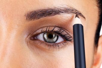https://cf.ltkcdn.net/makeup/images/slide/278418-850x566-eye-makeup-brow-corrector.jpg