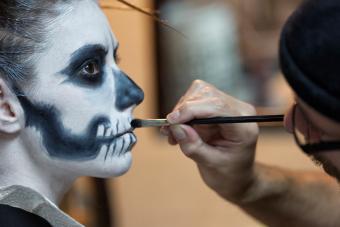 https://cf.ltkcdn.net/makeup/images/slide/278611-850x566-halloween-face-paint-skeleton.jpg